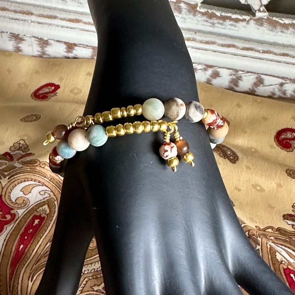 Chic Multicolor Beaded Bracelet with Gold Accents